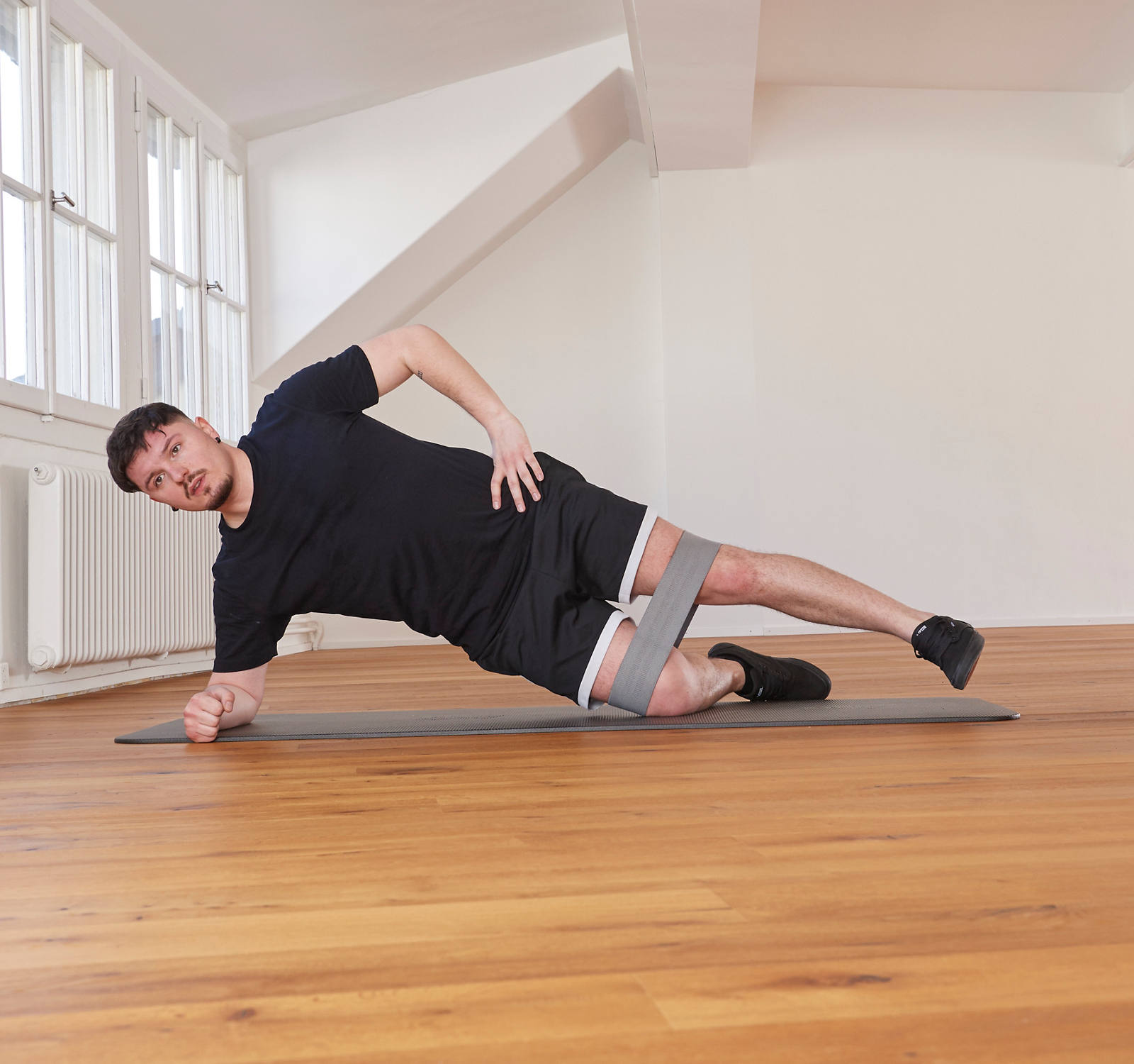 Exercices avec le mini-bande: planche latérale position 1