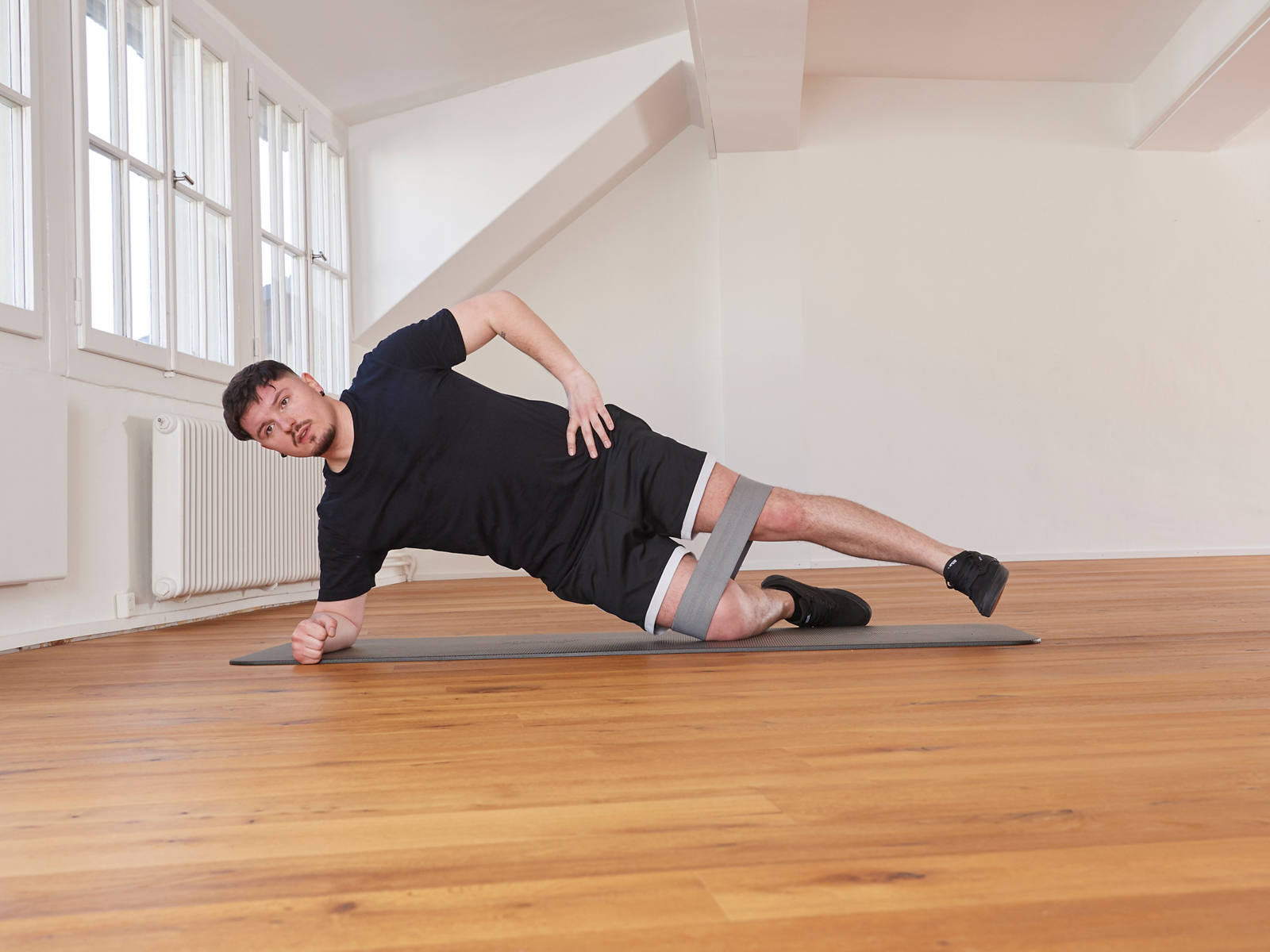 Exercices avec le mini-bande: planche latérale position 1