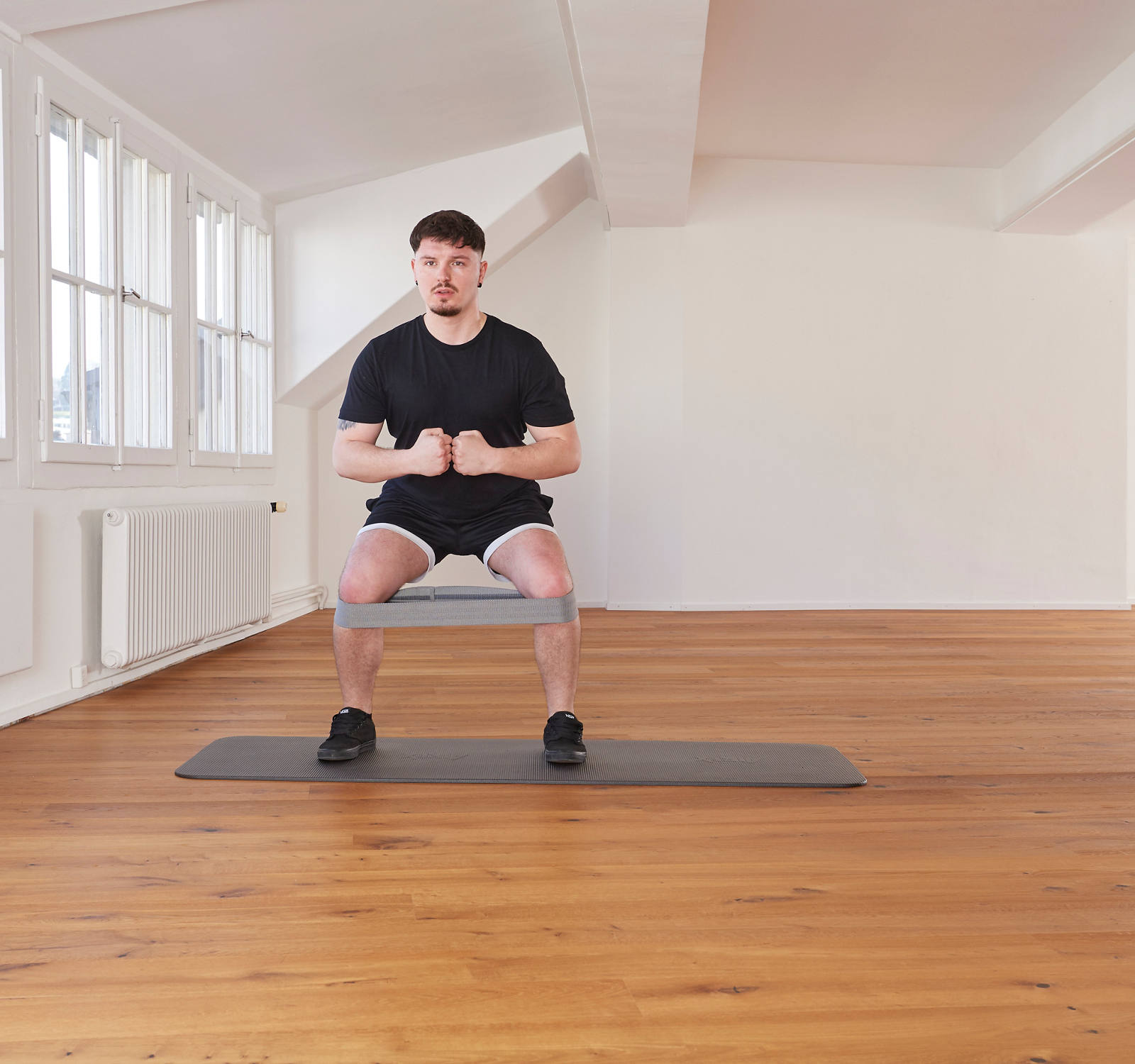 Exercices avec le mini-bande: squat sumo position 2