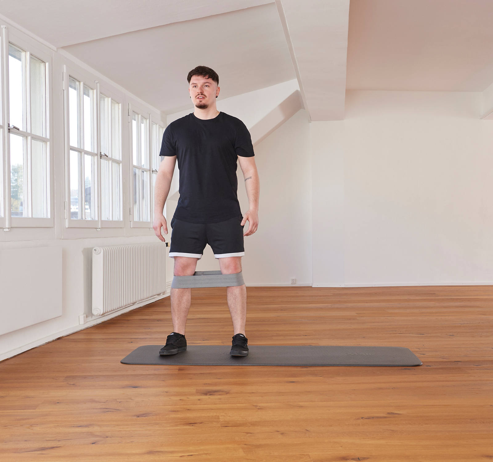 Exercices avec le mini-bande: squat sumo position 1