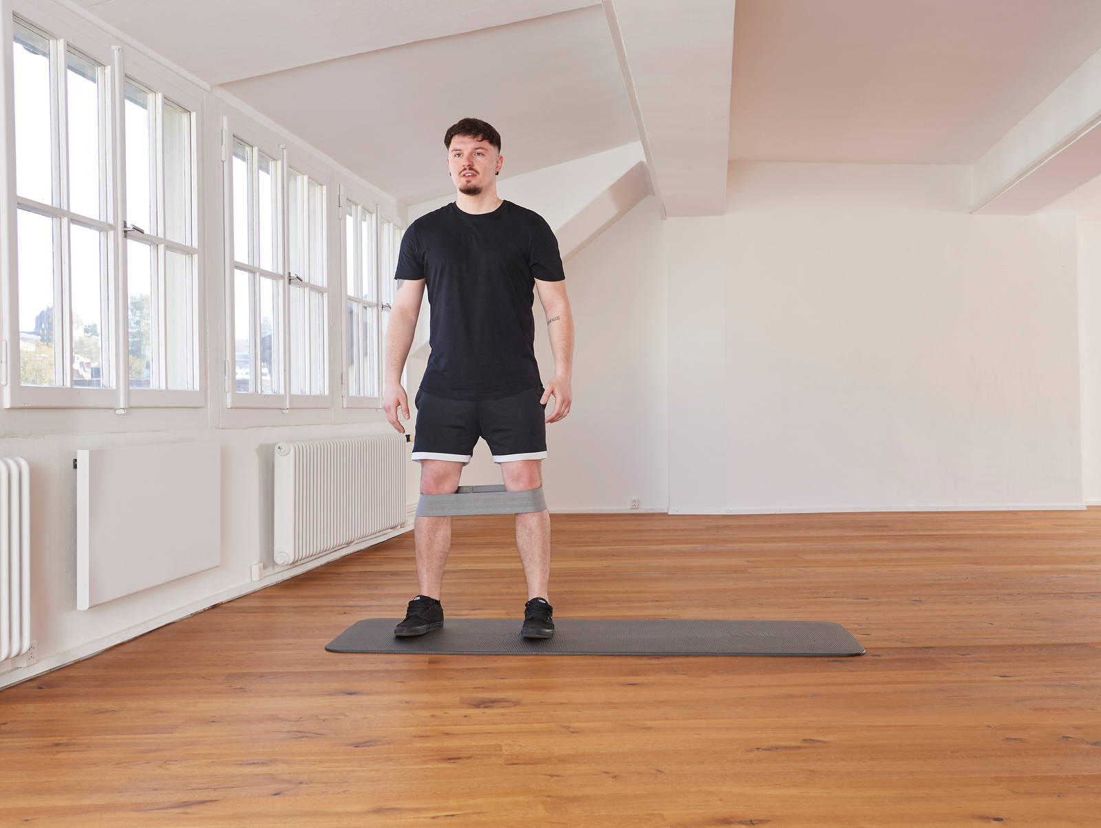 Exercices avec le mini-bande: squat sumo position 1
