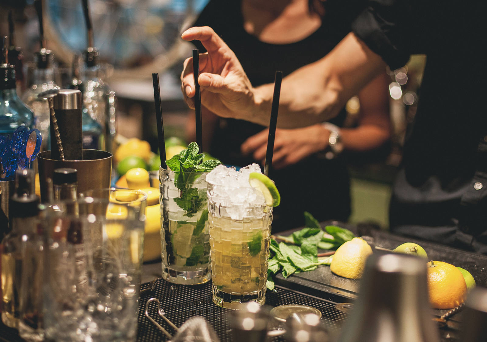 Mocktail: Das Bar-Personal bereitet ein alkoholfreies Getränk mit Zitrone und Minze vor.