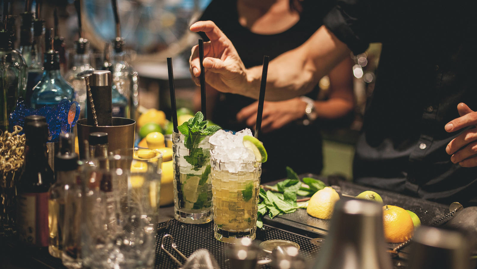 Mocktail: Das Bar-Personal bereitet ein alkoholfreies Getränk mit Zitrone und Minze vor.