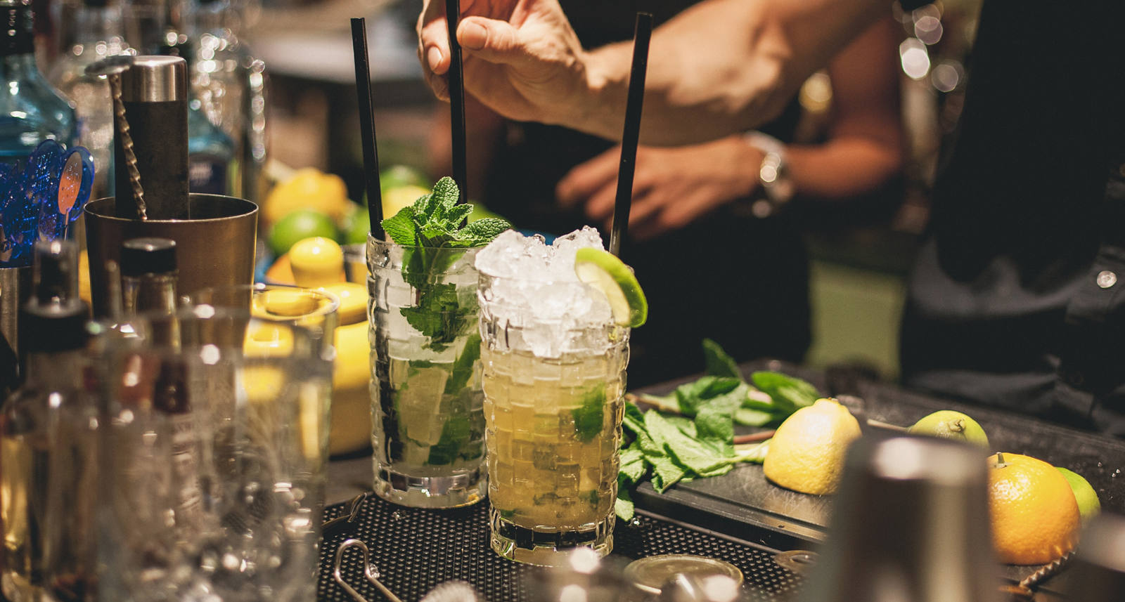 Mocktail: Das Bar-Personal bereitet ein alkoholfreies Getränk mit Zitrone und Minze vor.