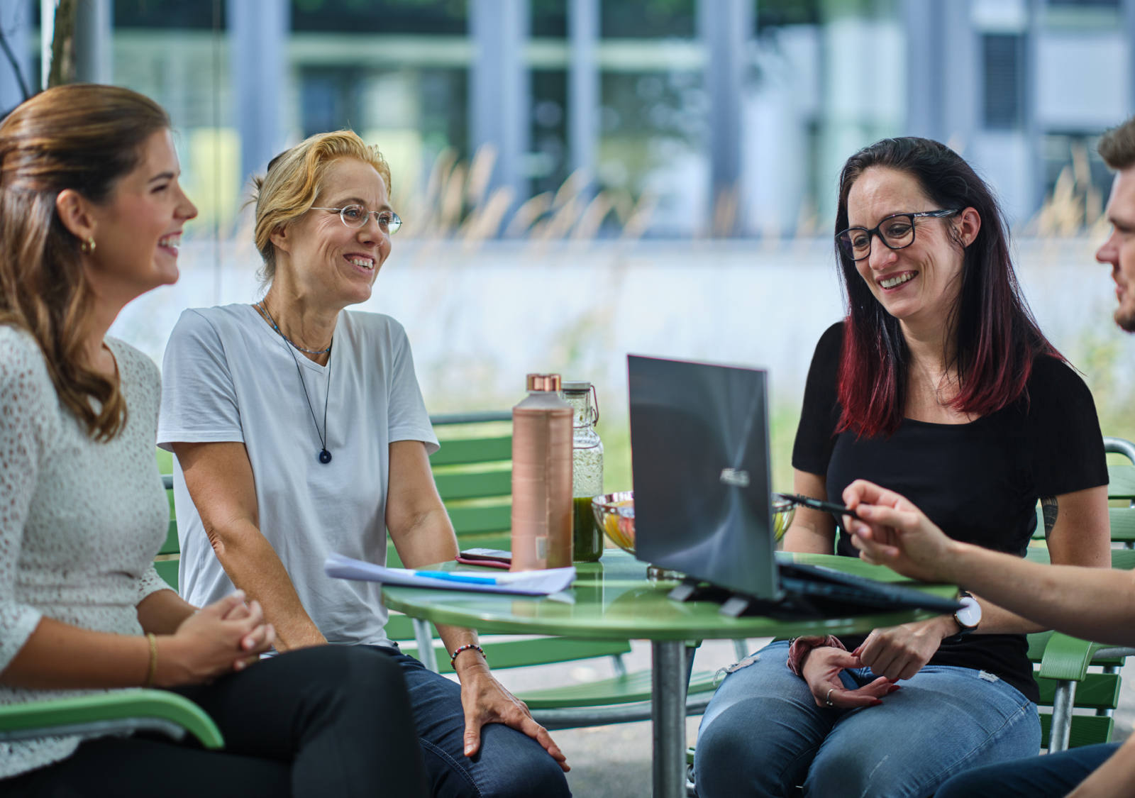 moodtalk-team-gespraech-mitarbeitende-innenhof.jpg