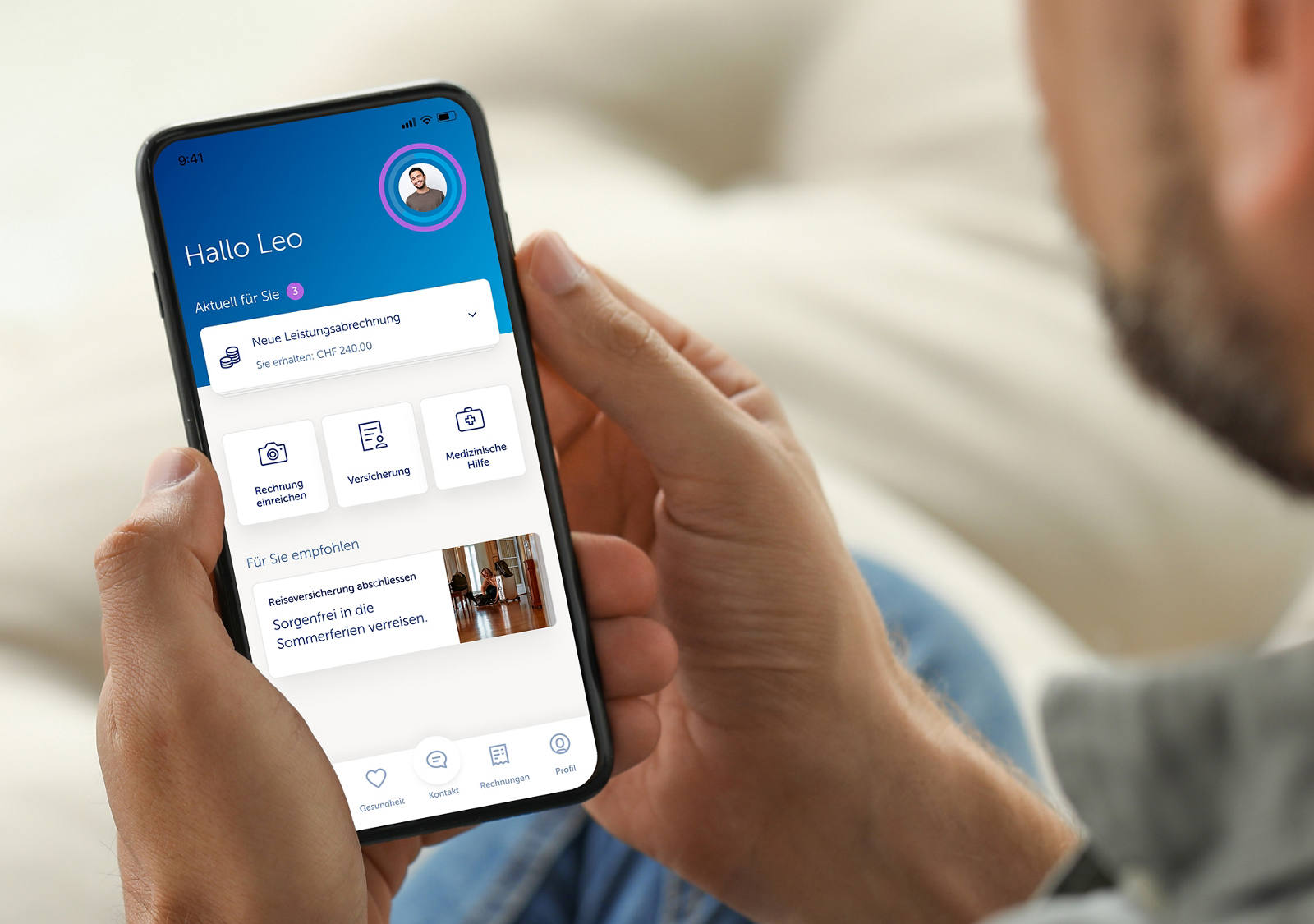 Ein Mann hält ein Handy und betrachtet die myCSS-App.