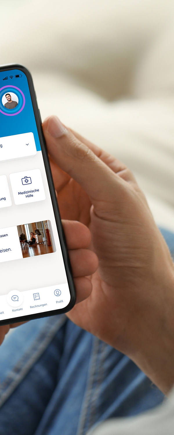 Ein Mann hält ein Handy und betrachtet die myCSS-App.