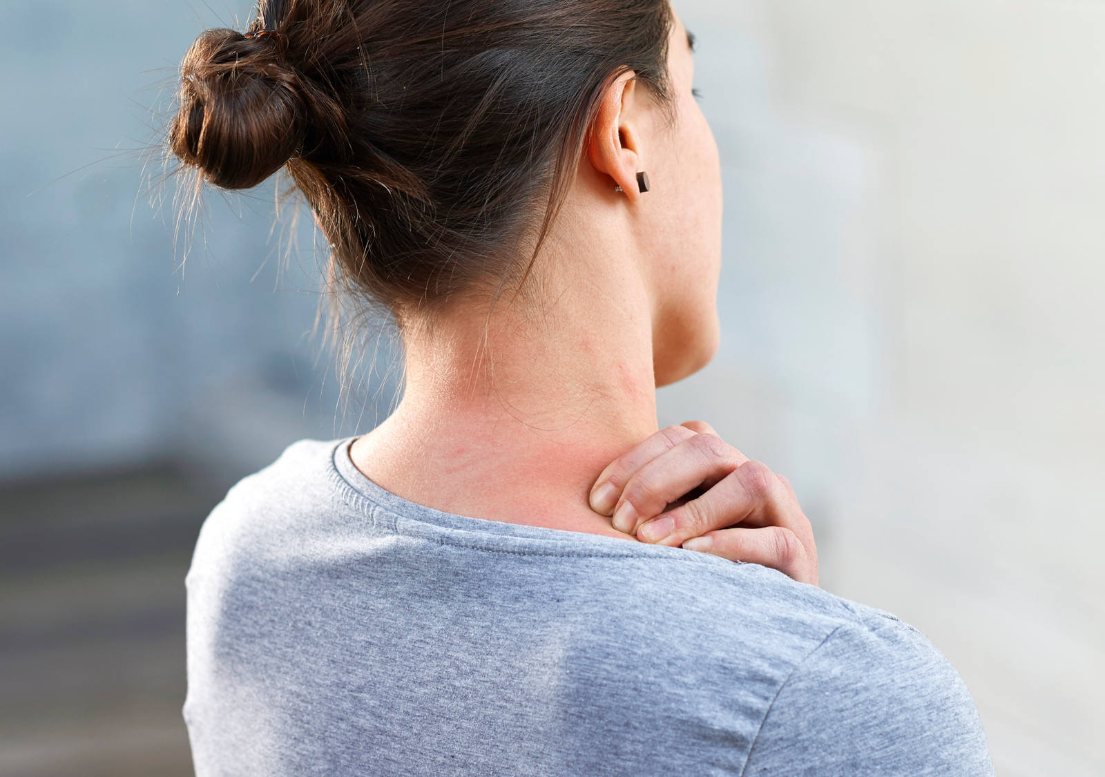 Nackenmassage: Einseitige Streichung von hinten