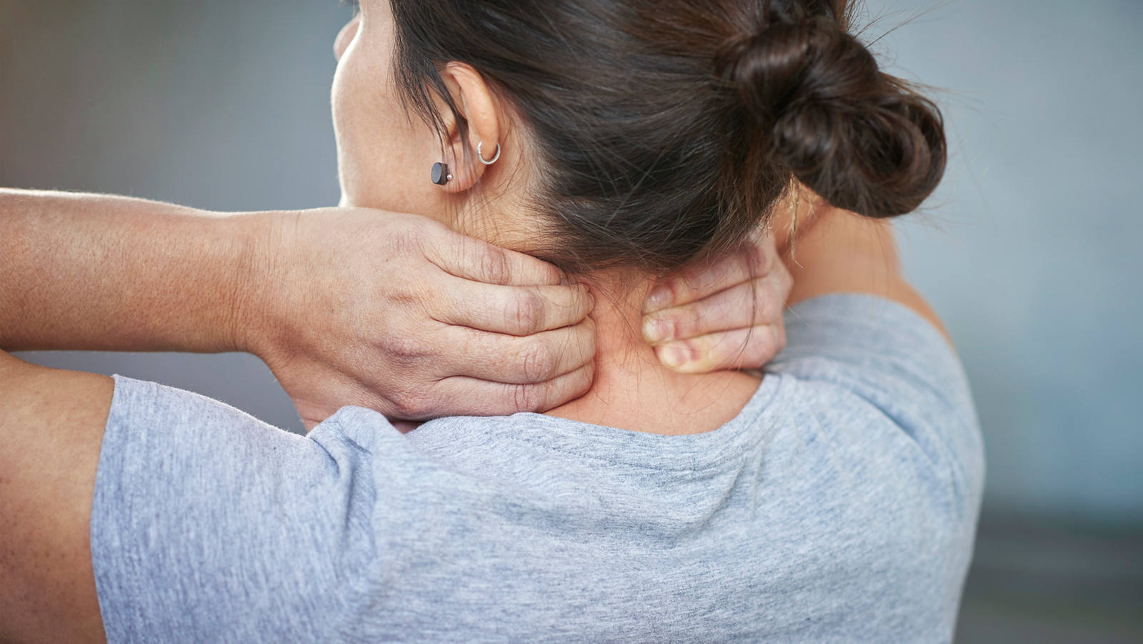 Massage de la nuque: masser les deux côtés de la colonne vertébrale