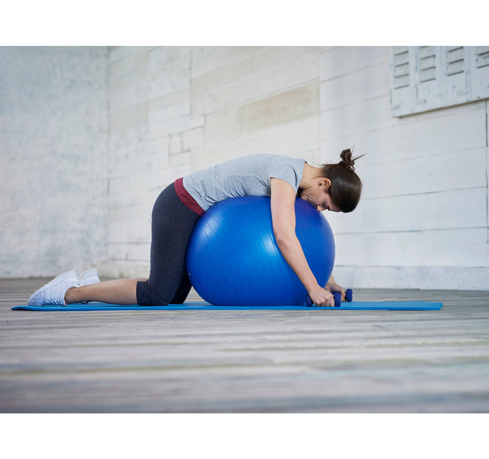 Neck exercise: straightening the upper body