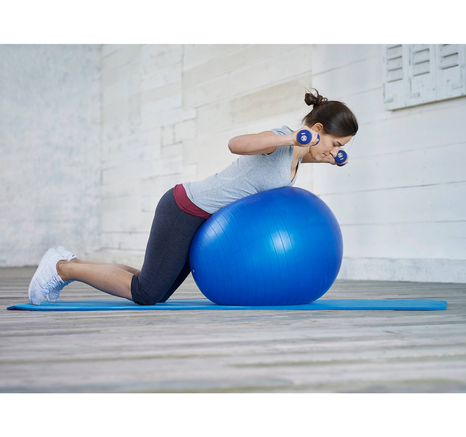 Neck exercise: straightening the upper body