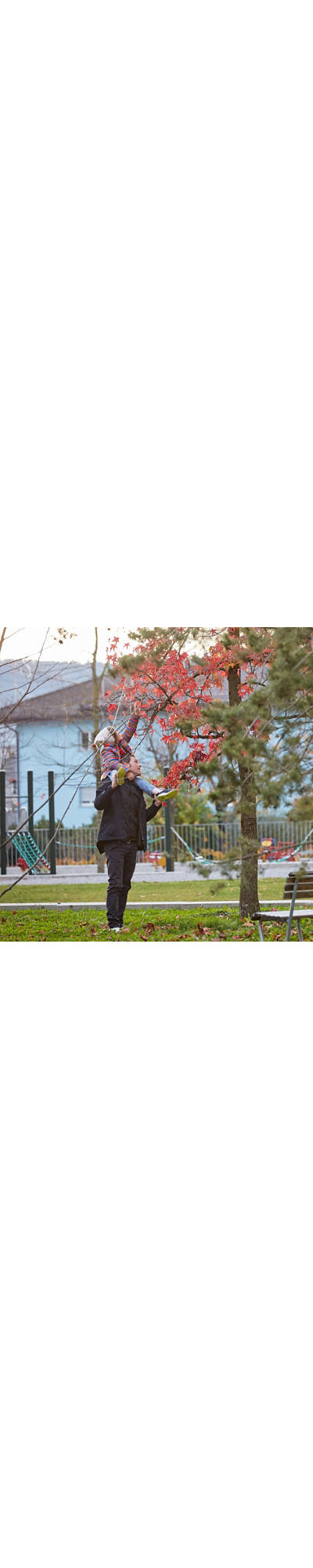 Padre con la figlia nel parco