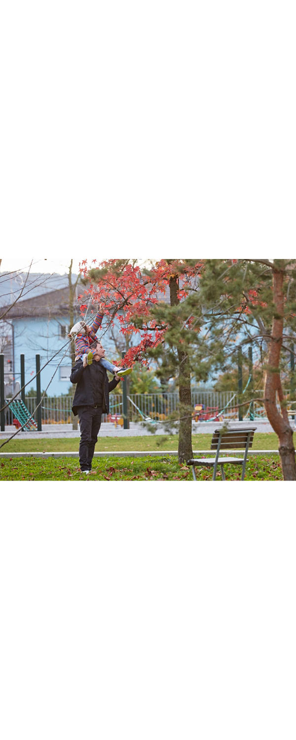 Vater mit Tochter im Park