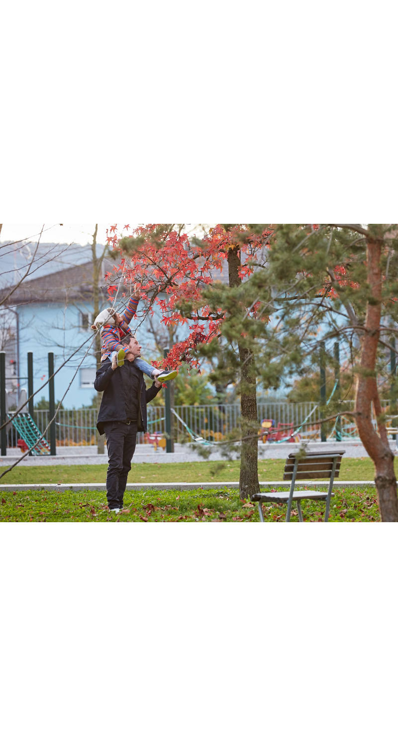 Vater mit Tochter im Park