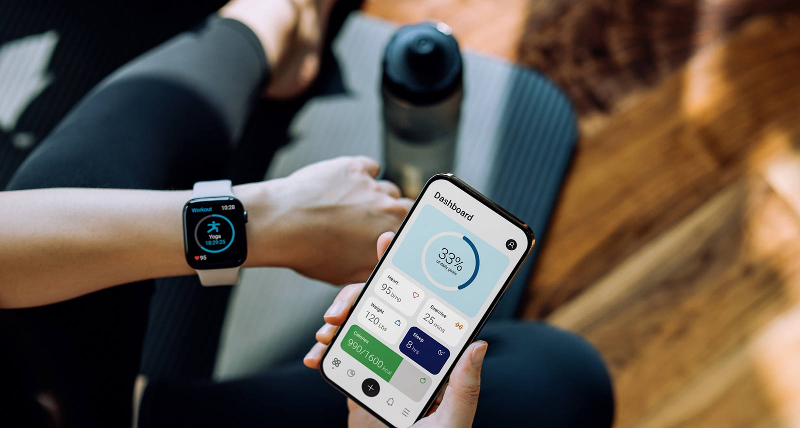 Person vergleicht seine Gesundheitsdaten mit dem Handy und Smartmatch