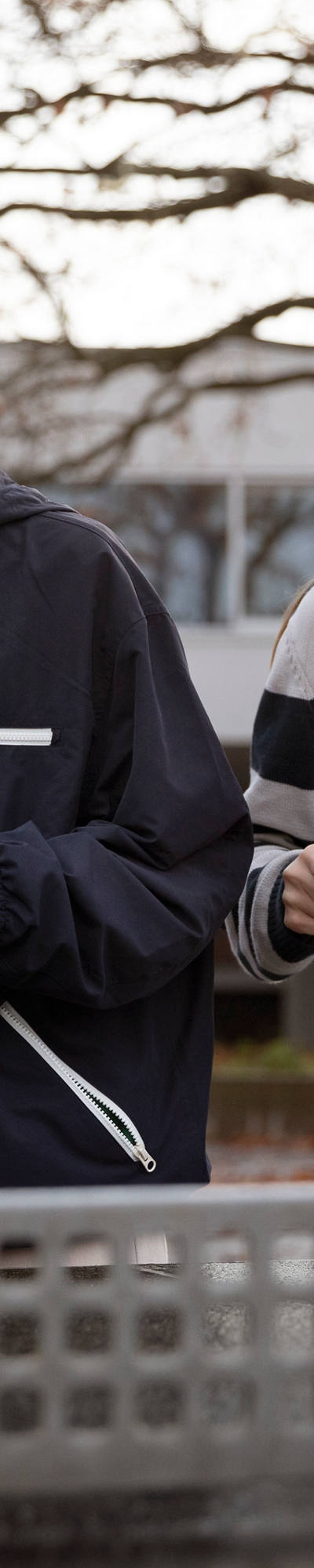 Due adolescenti giocano a ping pong nel cortile della scuola in un giorno d’autunno.