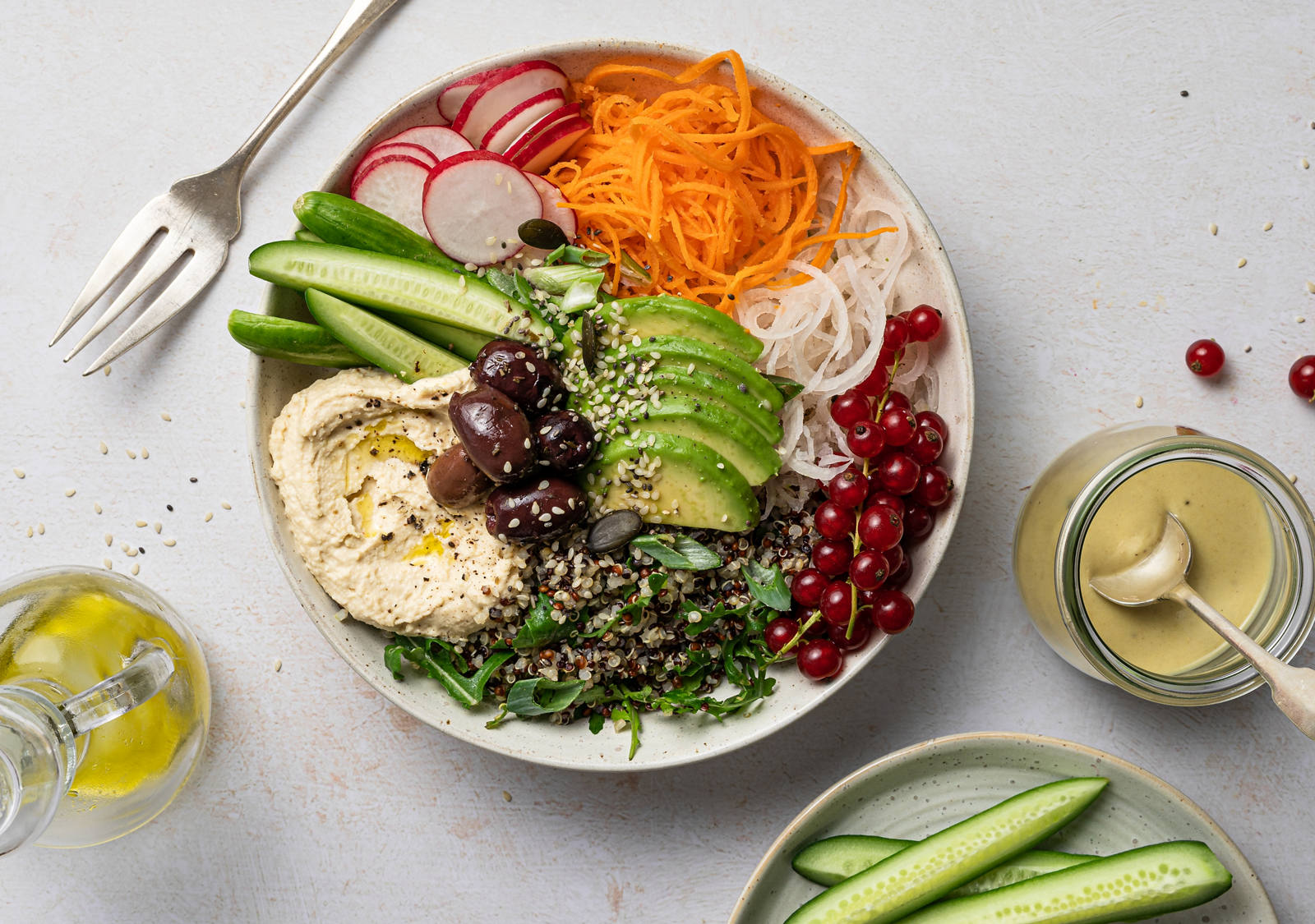 quinoa-salat-schuessel-gurke-avocado-karotte-oel.jpg