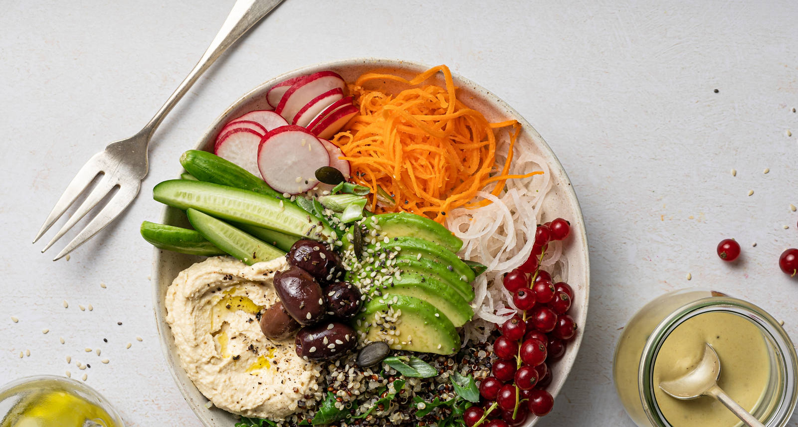 quinoa-salat-schuessel-gurke-avocado-karotte-oel.jpg