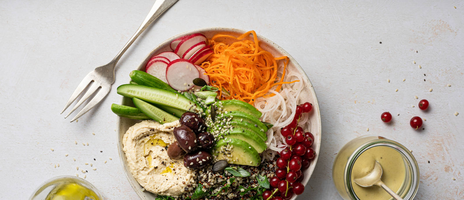 quinoa-salat-schuessel-gurke-avocado-karotte-oel.jpg