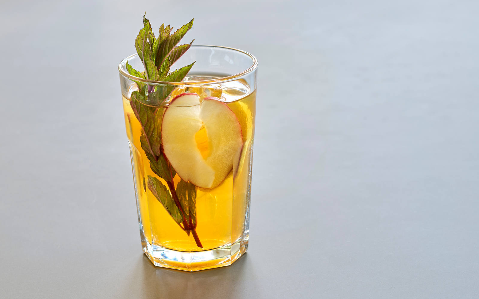 Boisson automnale rafraîchissante: thé froid pomme-citron