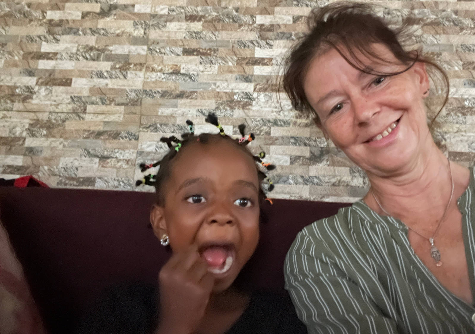 Melissa und Marianne während Sabbatical in Tansania im Wohnzimmer