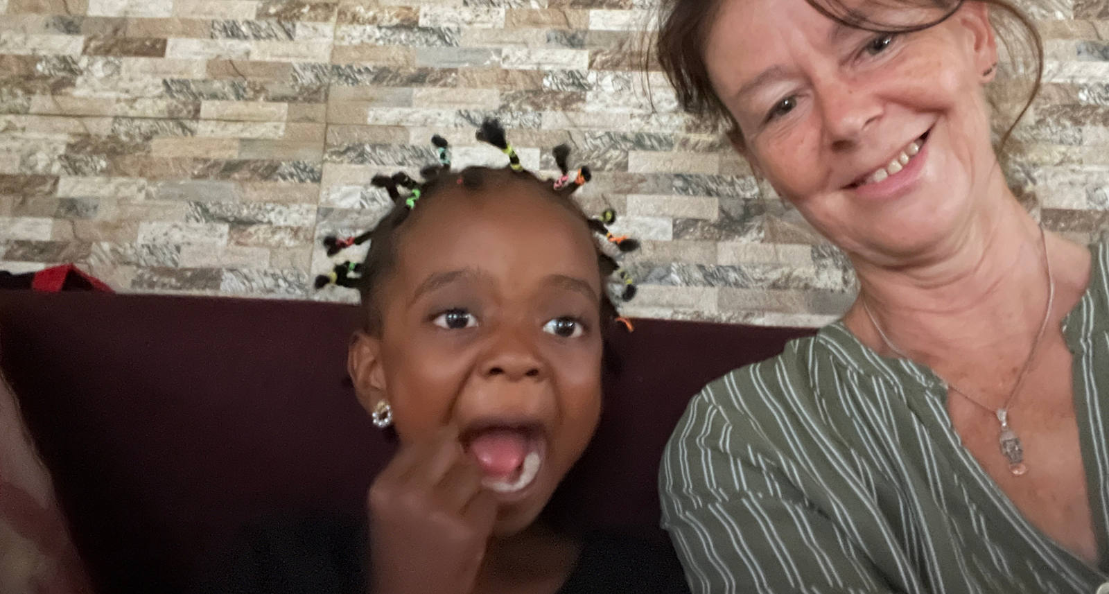 Melissa und Marianne während Sabbatical in Tansania im Wohnzimmer