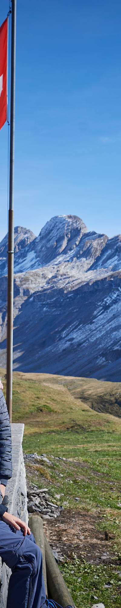 sac-wandern-familie-outdoor-berge-schnee-fahne-schweiz.jpg