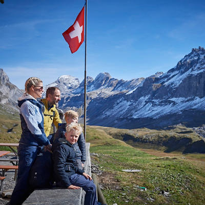 sac-wandern-familie-outdoor-berge-schnee-fahne-schweiz.jpg