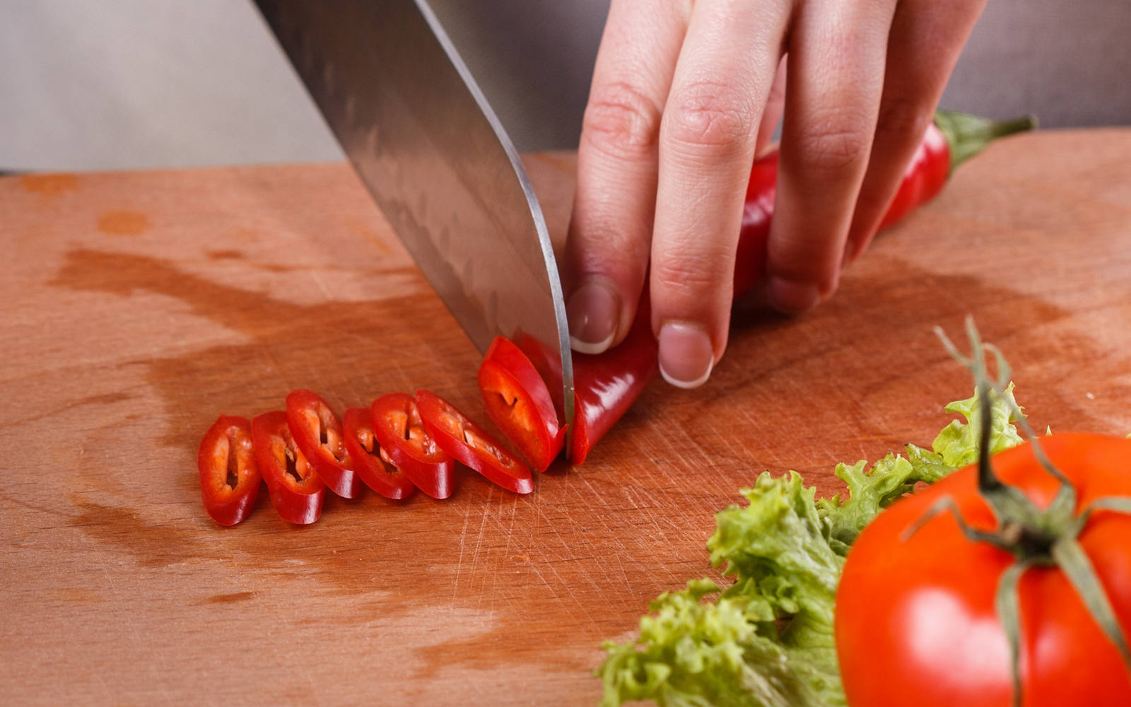 Болгарский перец в руке. Перец горький круглый. Очищенный болгарский перец. Руки печет после перца. Перец чили в руке.