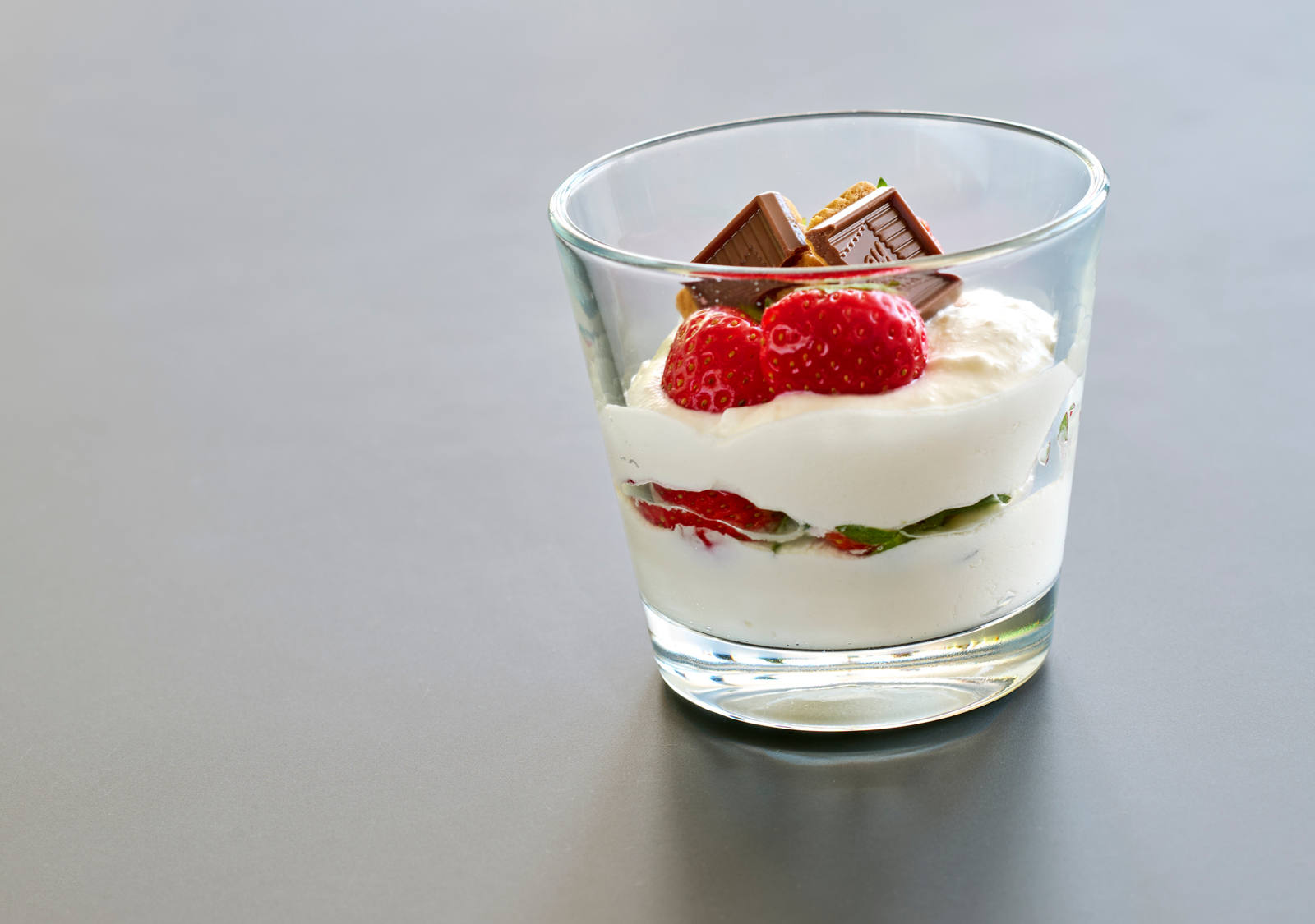 Luftiges Schichtdessert mit Beeren und Quark