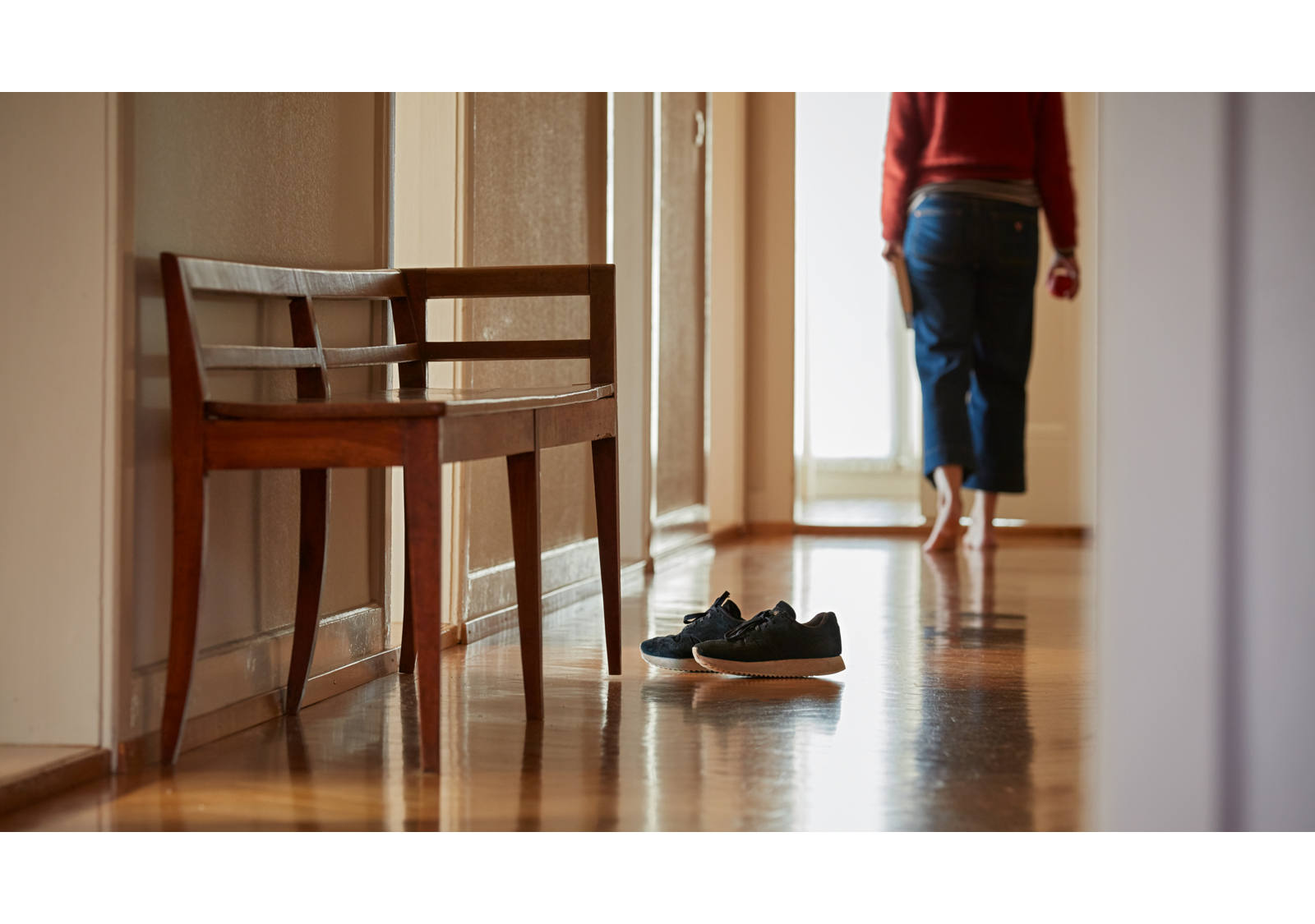 Donna cammina a piedi nudi per l’appartamento.