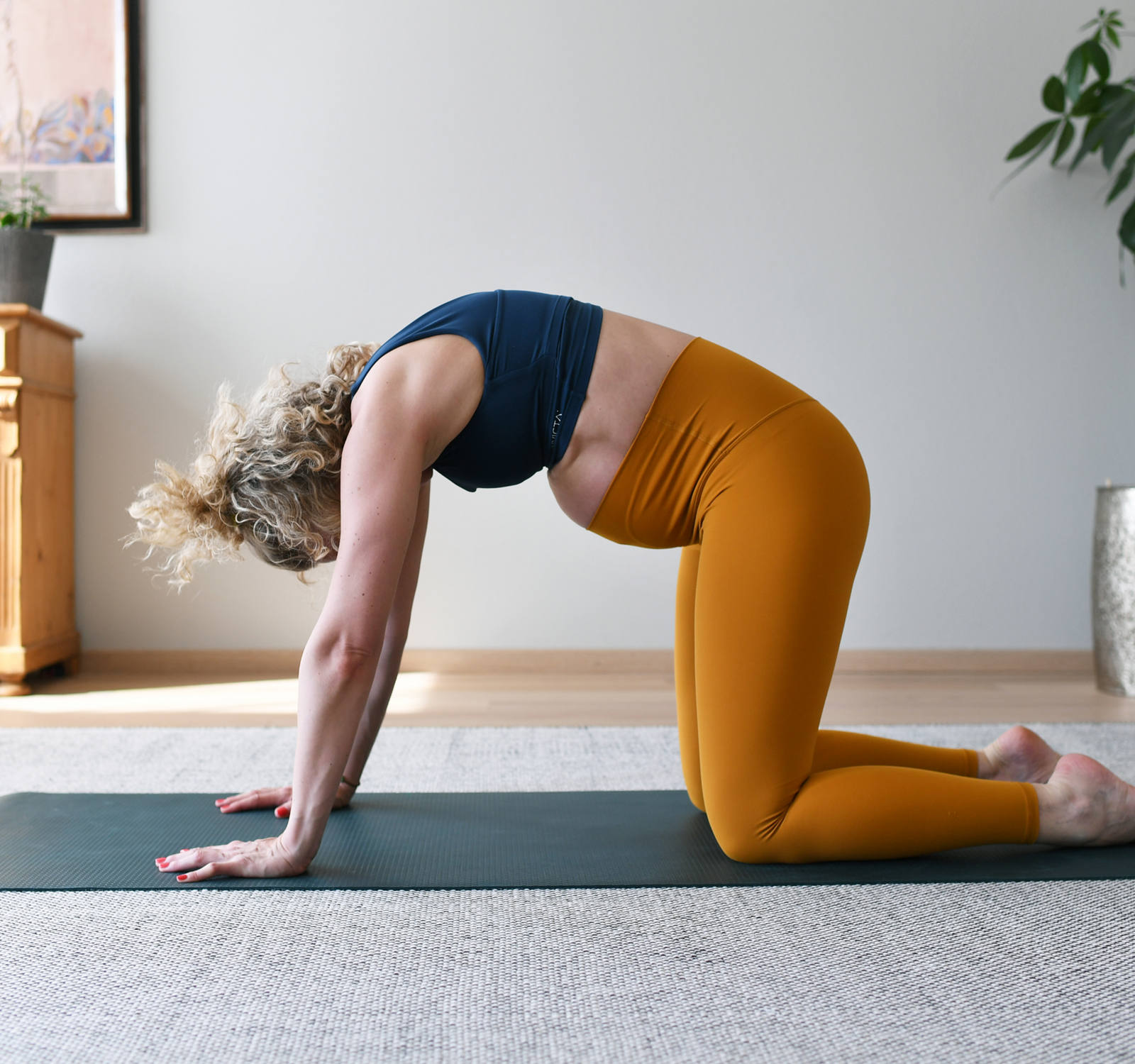 schwanger-schwangerschaft-sport-uebung-training-yoga-katzenbuckel-cat-cow-ausatmen.jpg