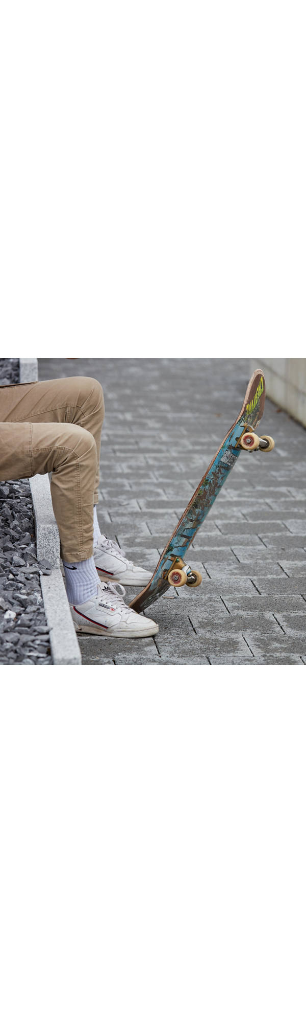 Junge flippt sein Skateboard hoch