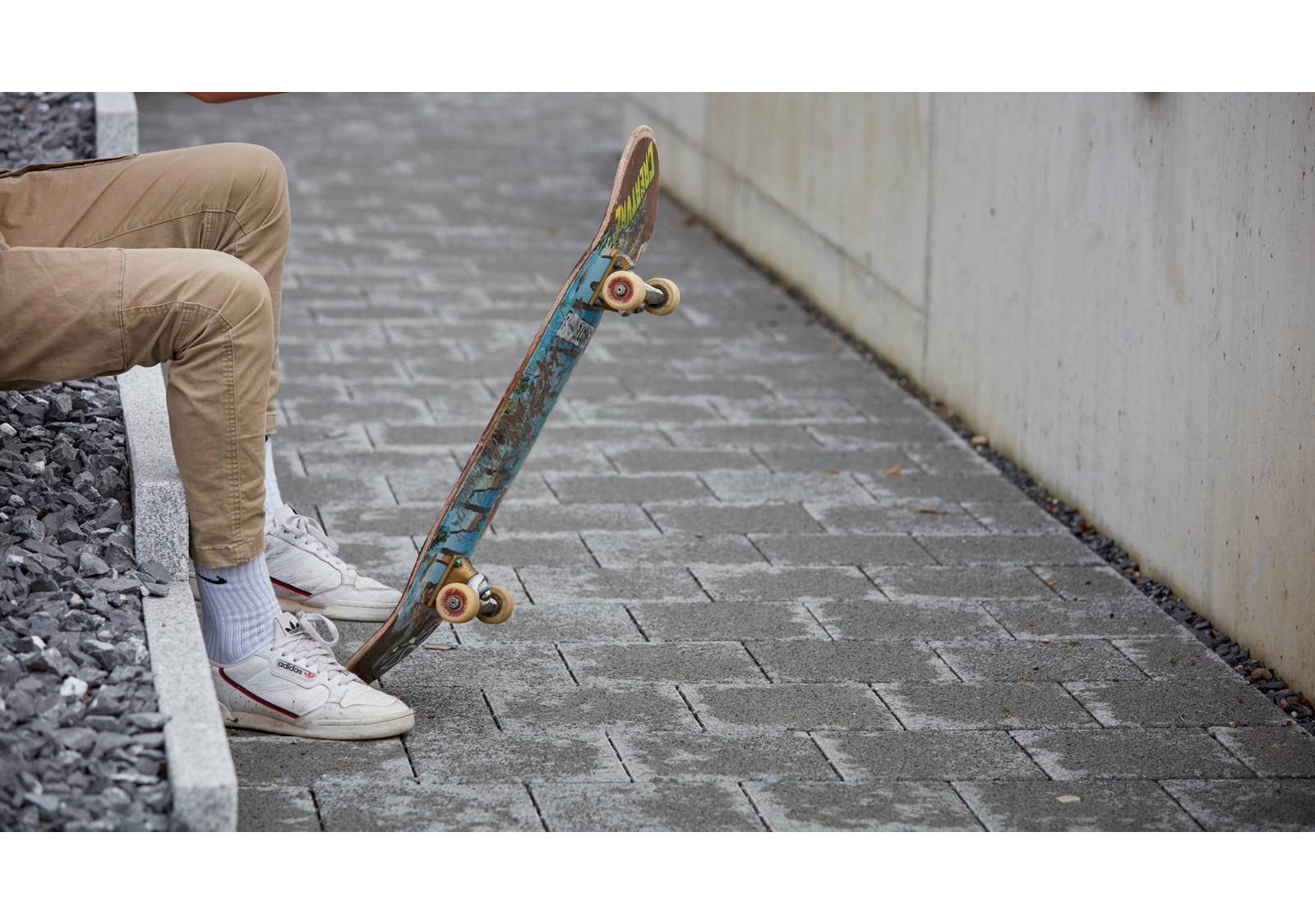 Junge flippt sein Skateboard hoch