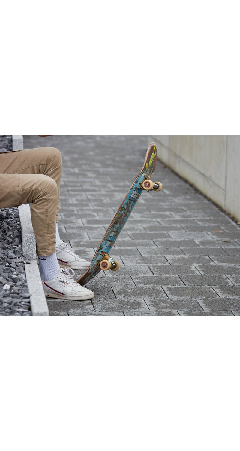 Ragazzo capovolge il suo skateboard