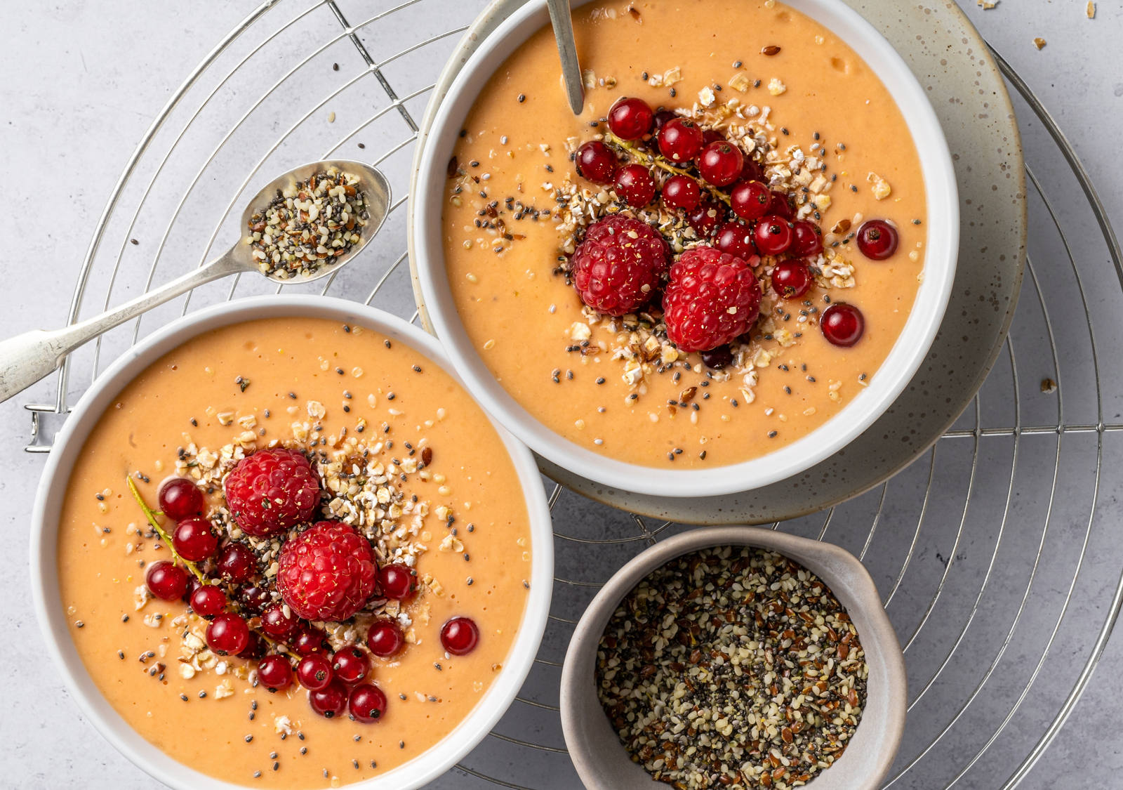 smoothie-bowl-loeffel-beeren-flocken-leinsamen-chia.jpg