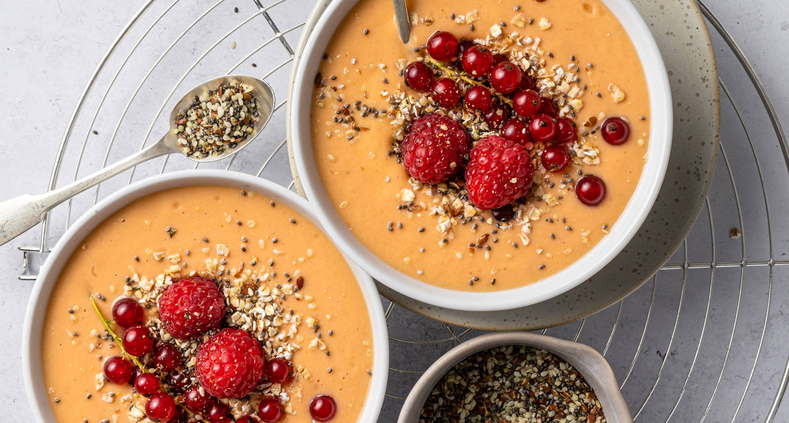 smoothie-bowl-loeffel-beeren-flocken-leinsamen-chia.jpg