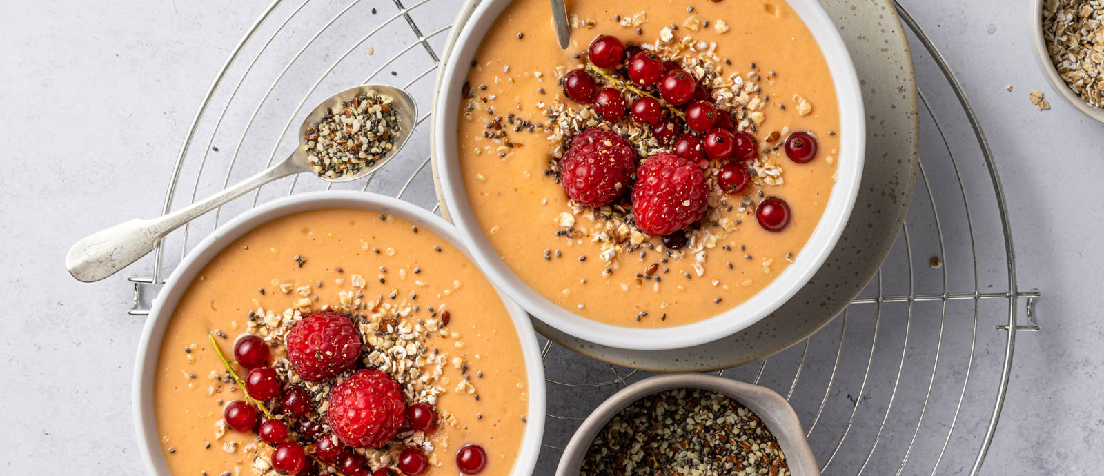 smoothie-bowl-loeffel-beeren-flocken-leinsamen-chia.jpg