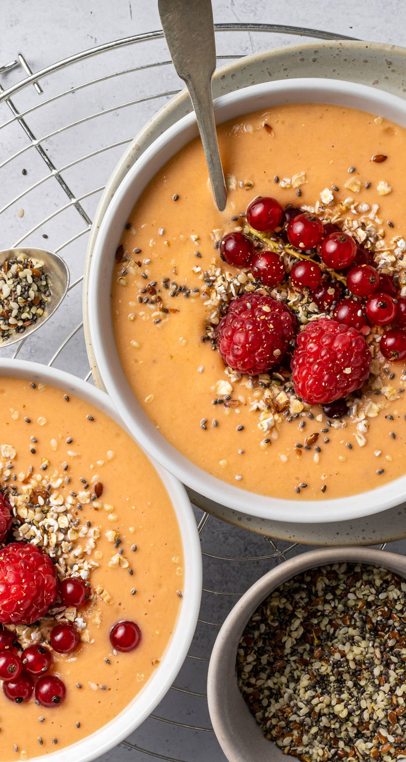 smoothie-bowl-loeffel-beeren-flocken-leinsamen-chia.jpg