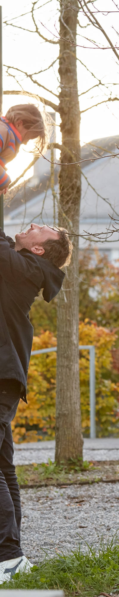 Vater spielt mit Tochter auf Spielplatz