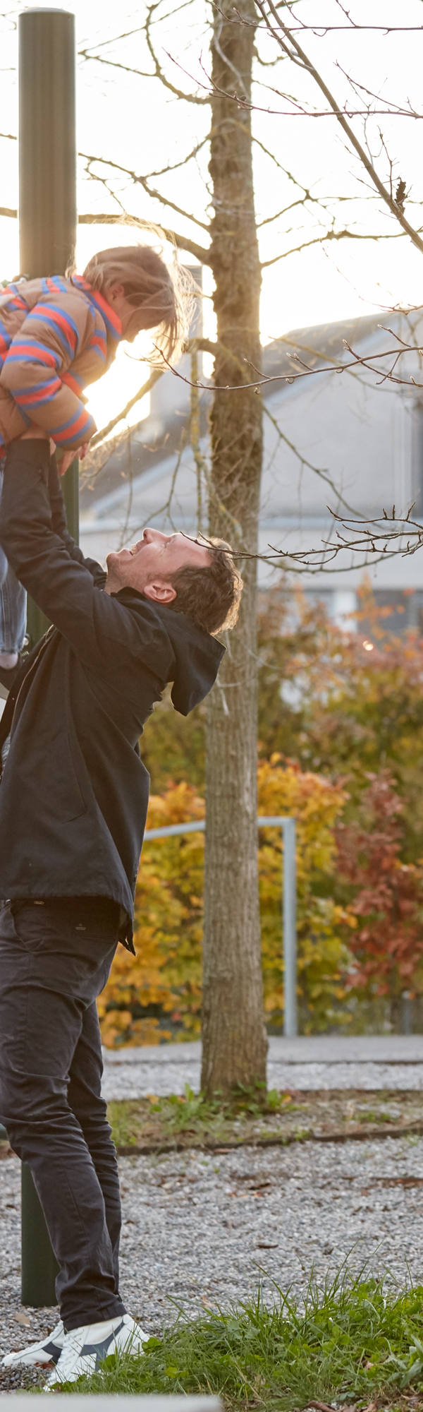 Vater spielt mit Tochter auf Spielplatz