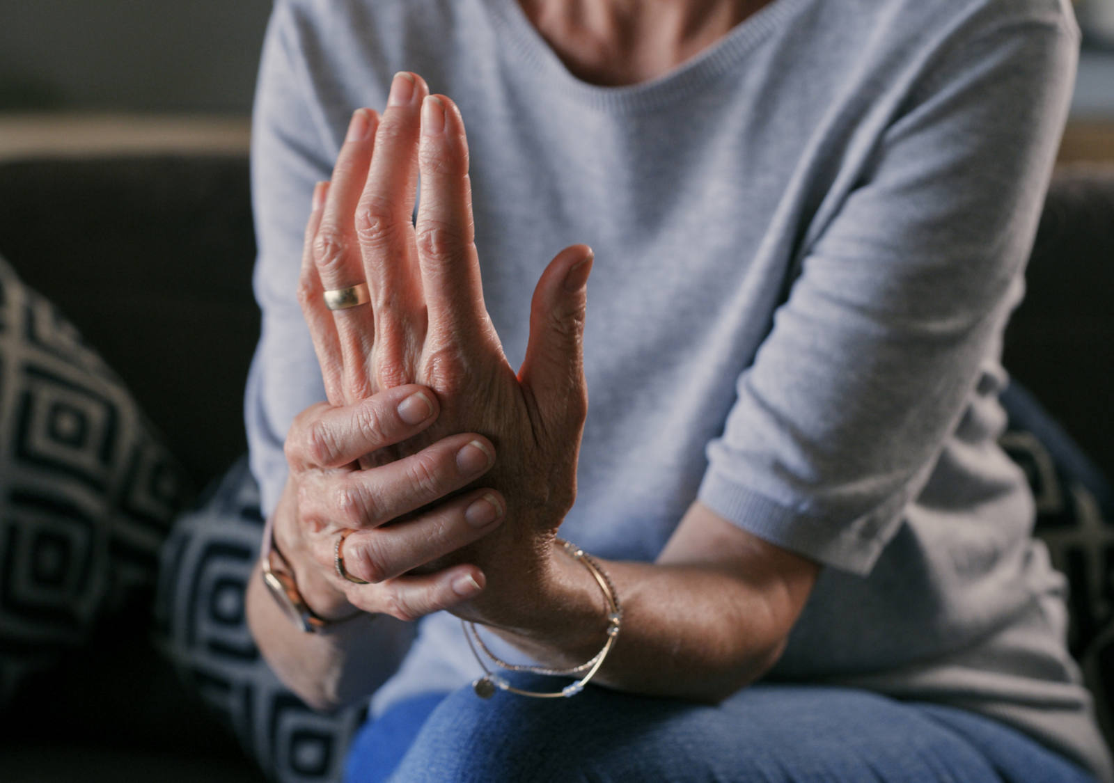 Steife Gelenke am Morgen: Diese 3 Übungen helfen