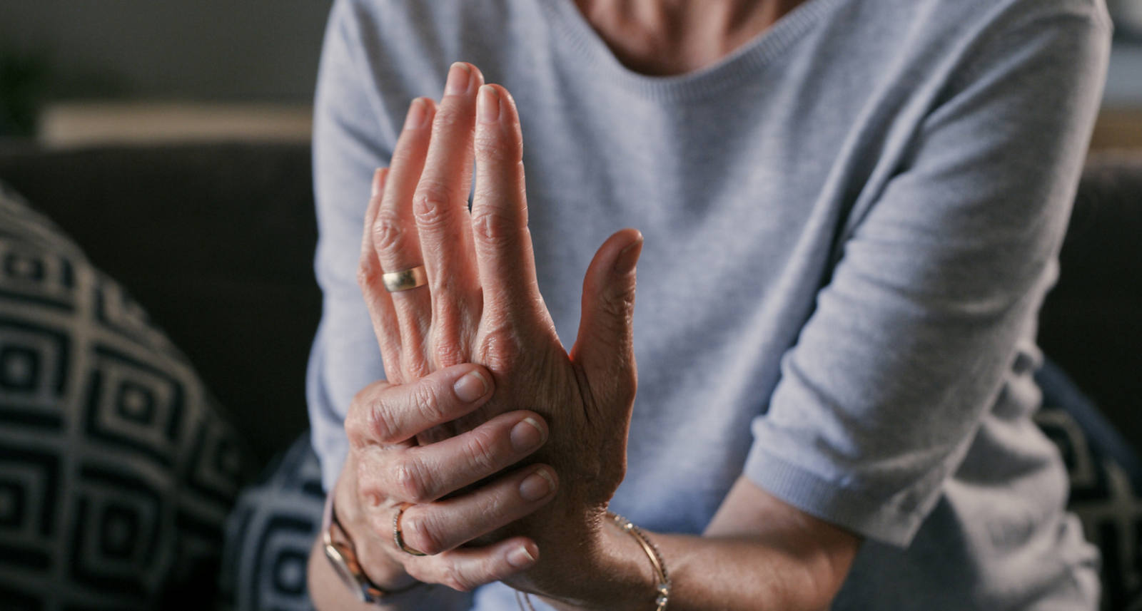Steife Gelenke am Morgen: Diese 3 Übungen helfen