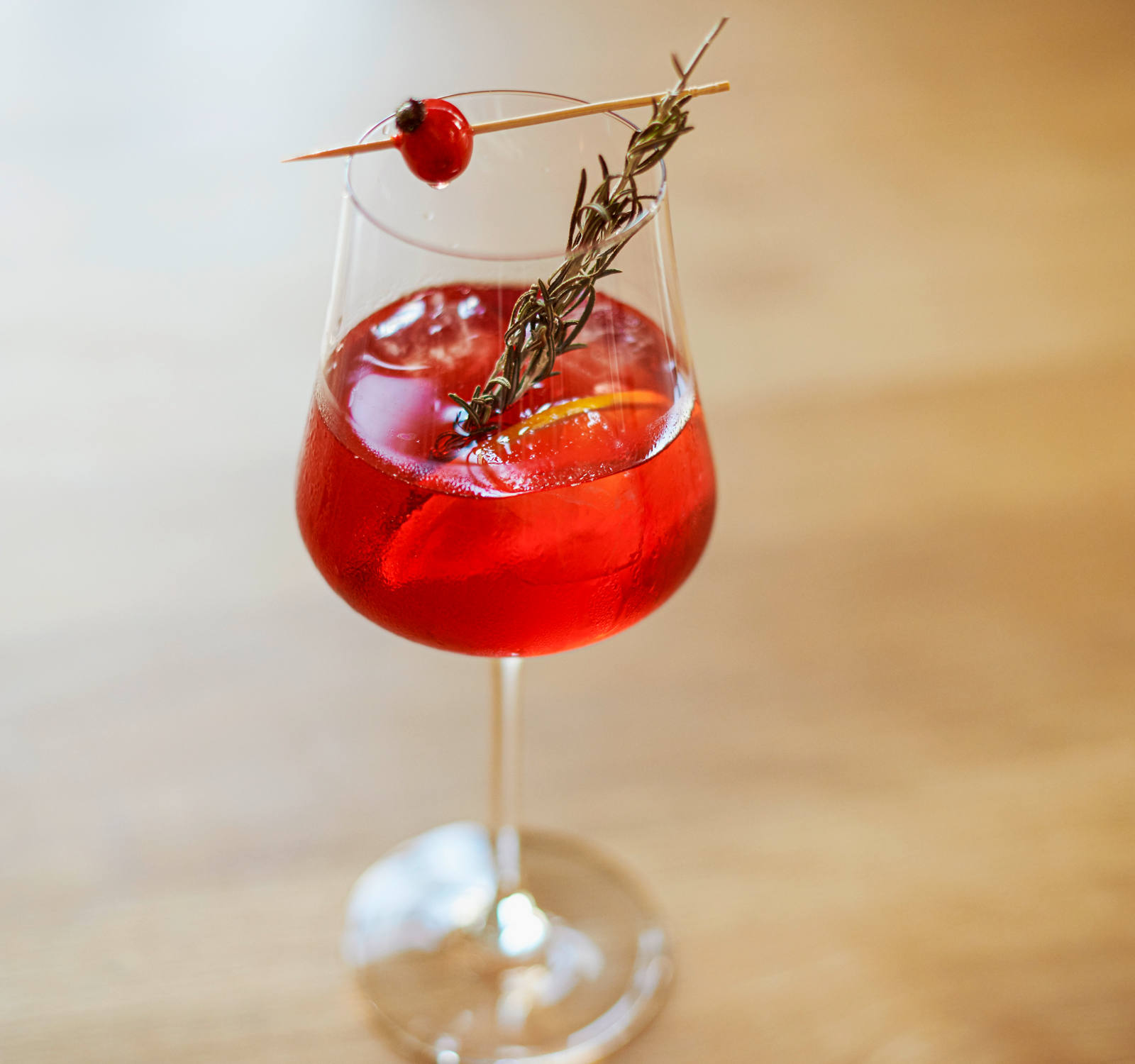 Hagebutten-Eistee in einem Glas.