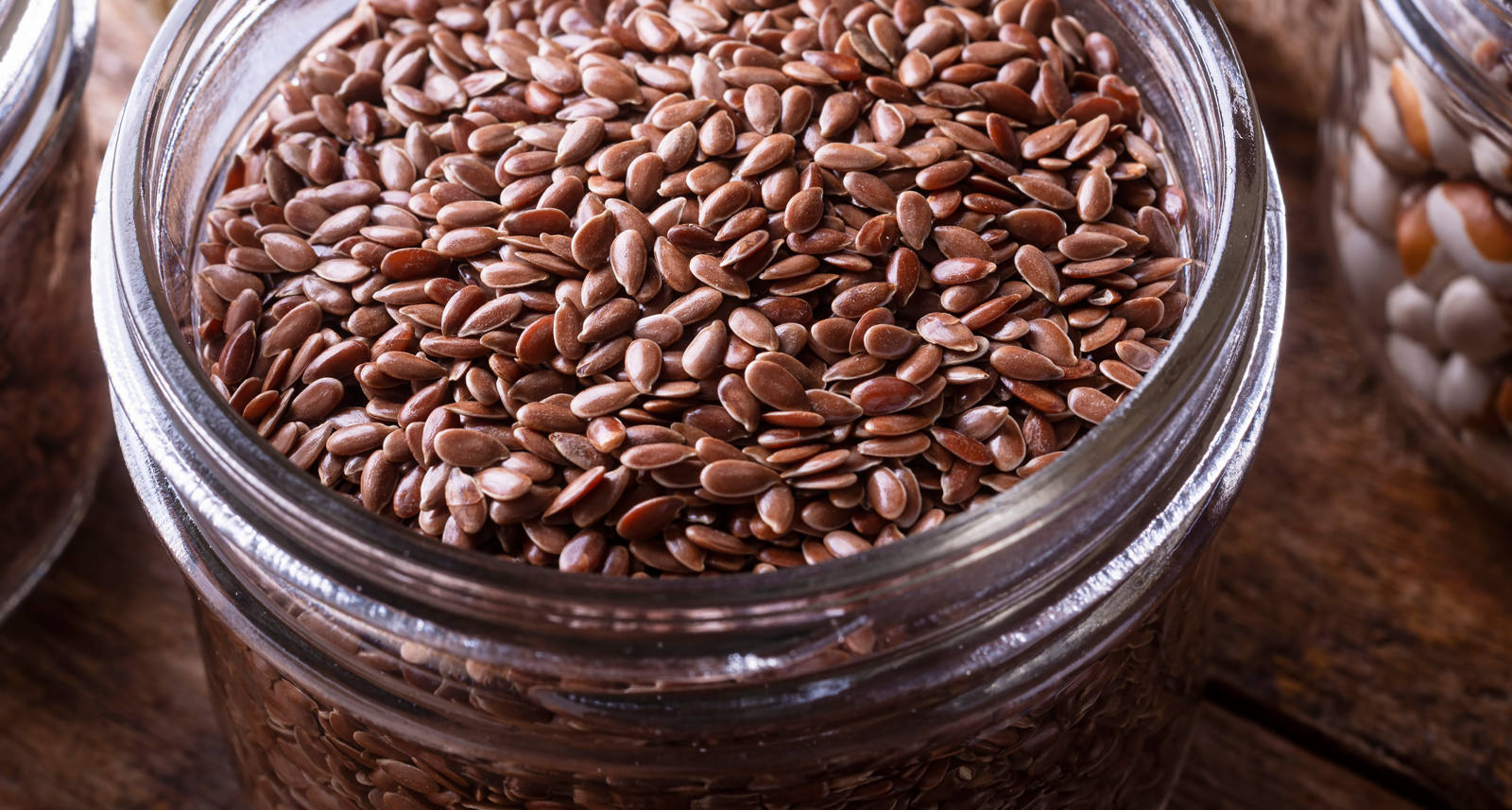 Leinsamen in einer Schale.