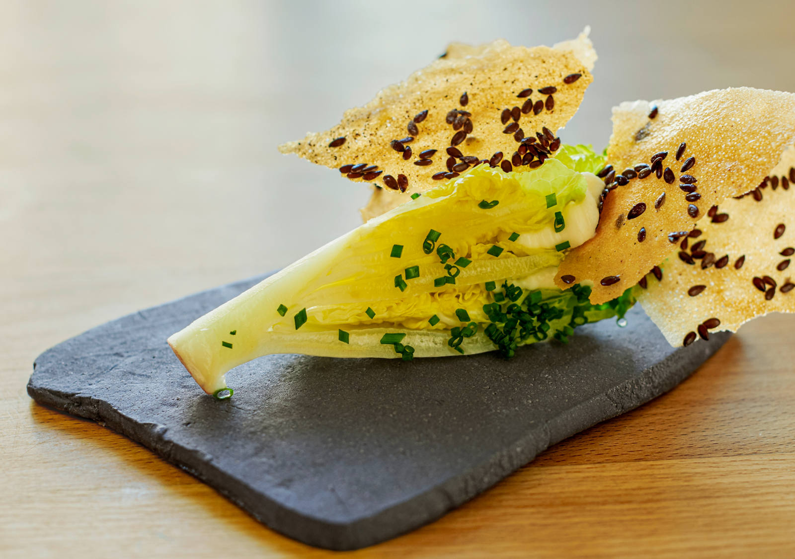 Blattsalat mit Leinsamenchips