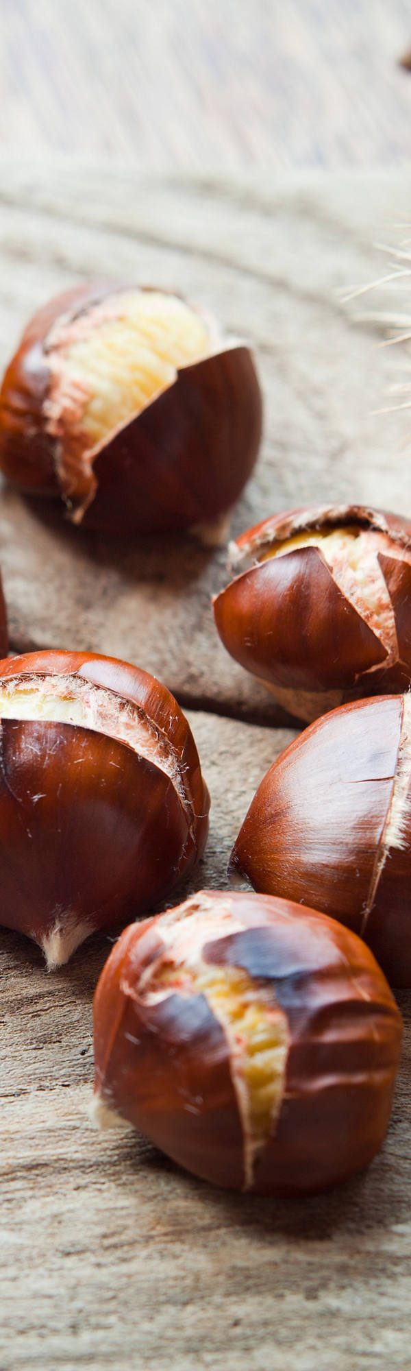 Superfood Marroni in einer Papiertüte auf dem Tisch.