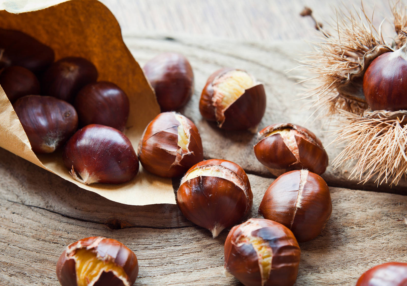 Superfood Marroni in einer Papiertüte auf dem Tisch.