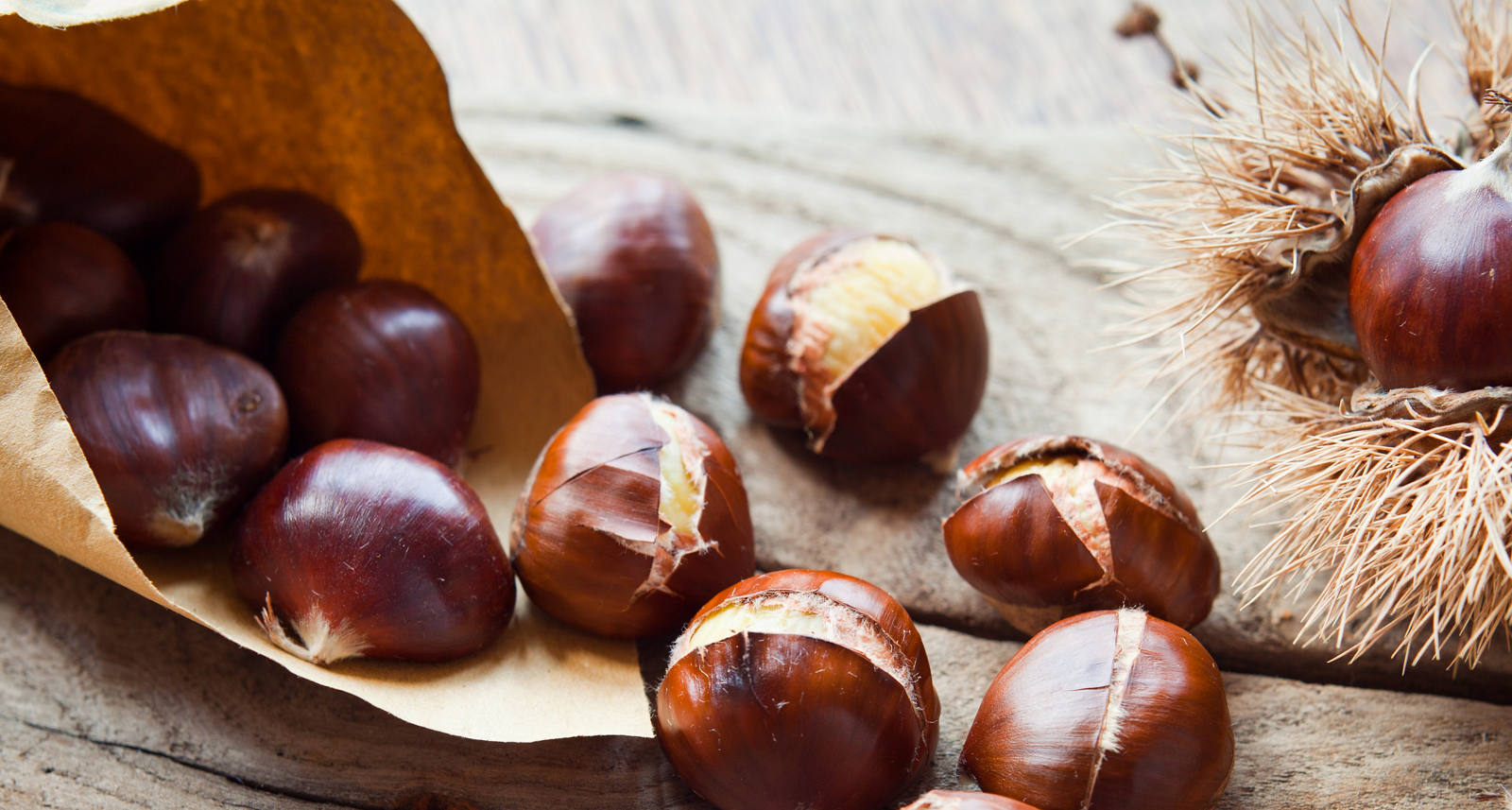 Superfood Marroni in einer Papiertüte auf dem Tisch.
