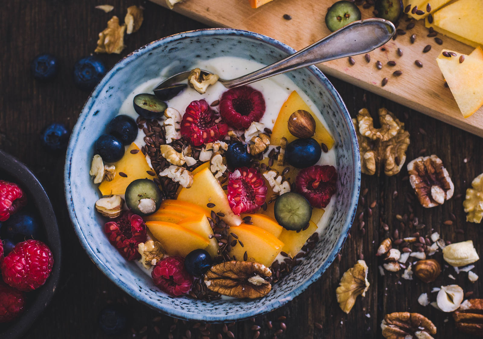 Müsli con crema Budwig decorata con cachi e bacche